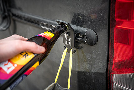 This picture shows the product PUSHrack bottle opener called BLOP, with which you can not only open your bottle but also hang a bin bag on the hook provided on the bottle opener.