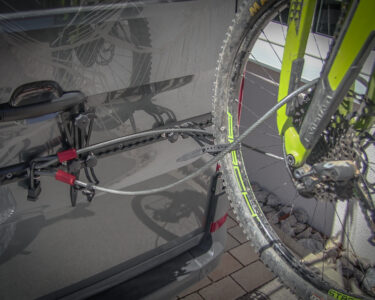 Dieses Bild zeigt, wie du mit den PUSHrack Produkten Lock point, steel cable and padlock dein Rad vor Diebstahl am Fahrradträger schützen kannst.