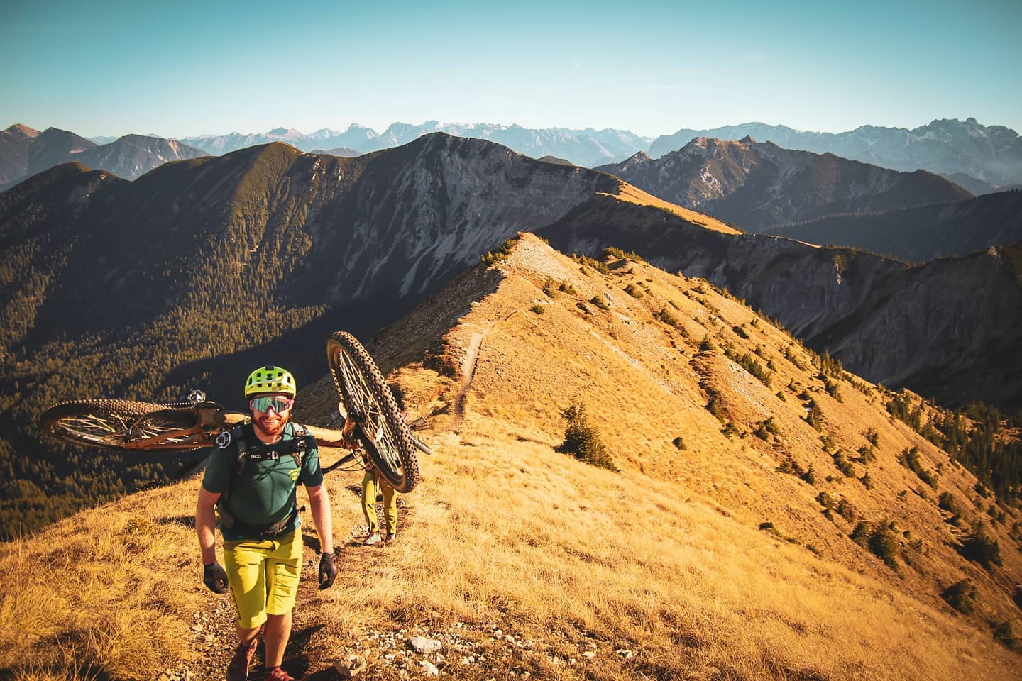 Thanks to HOOKABIKE, MTBs can be stored ergonomically on your back and carried over mountain ridges.