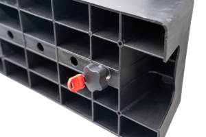 Rear side of a levelling ramp with lockable star knob for secure mounting on the PUSHrack Room Extender