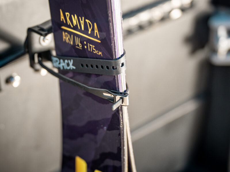 Hiplok! Kabelbinderschloss sichert Ski am PUSHrack Skiträger – kompakte Diebstahlsicherung am Camper-Heck