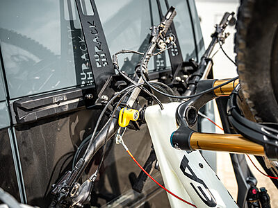 Detailaufnahme eines Mountainbikes am PUSHrack Fahrradträger mit gelbem Sicherheitsschloss am Lenkerbereich