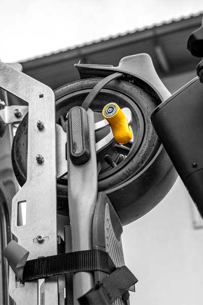 Detailaufnahme eines montierten E-Scooters im PUSHrack E-Scooter Träger mit gelbem Sicherheitsschloss am Hinterrad