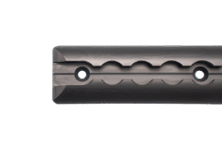 Detailaufnahme einer PUSHrack Airlineschiene mit abgeflachten Enden und Rundlochprofil