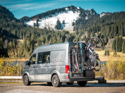 PUSHrack am Camper mit E-Scooter, Langlaufski, Ski und zwei Fahrrädern montiert