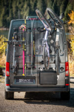 PUSHrack Heckträger mit Fahrrad, Langlaufski und E-Scooter am VW Crafter – modularer Airlineschienen-Träger für Camper und Vans von PUSH Components
