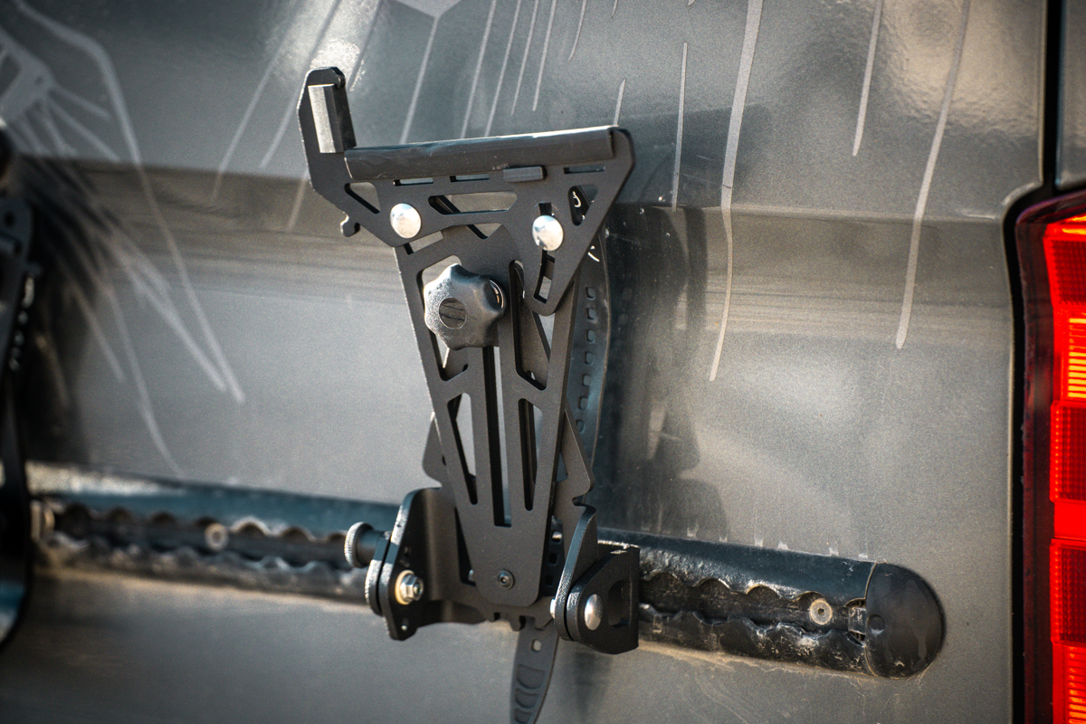 PUSHrack Gepäckträger-Adapter am Reifenhalter V3 montiert, spezielle Fahrradaufnahme für Bikes mit montiertem Gepäckträger am Campervan