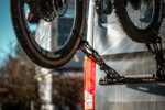 Gravelbike am PUSHrack Fahrradträger V3 befestigt, Detailansicht des Reifenhalters mit Adapter am Heck eines Campervans