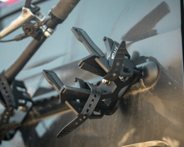 Detailaufnahme des PUSHrack Lenkerhalters V3 am Fahrradträger, ergonomische Aufnahme mit elastischer Auflage und Sicherungsband zur schonenden Fixierung des Fahrradlenkers