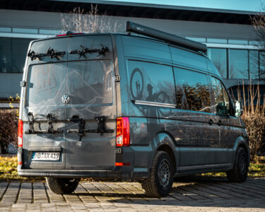VW Crafter Campervan mit montiertem PUSHrack Fahrradträger und modularer Heckaufnahme, vorbereitet für den sicheren Transport von Fahrrädern