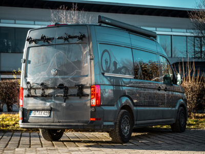 VW Crafter Campervan mit montiertem PUSHrack Fahrradträger und modularer Heckaufnahme, vorbereitet für den sicheren Transport von Fahrrädern