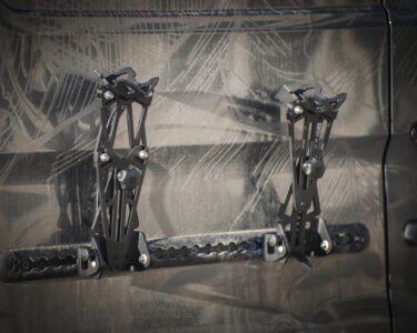 Zwei PUSHrack Reifenhalter V3 am Heckträger eines Campervans montiert, höhenverstellbare Fahrradhalter zur sicheren Fixierung der Fahrradräder