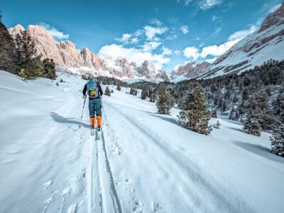 Stimmungsbild zeigt einen Langläufer im Schnee.