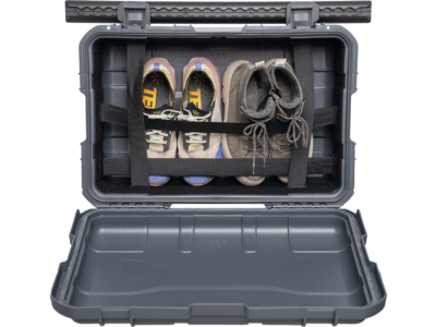 Offene PUSHrack Box mit Schuhen sicher verstaut und mit elastischen Fixierbändern gesichert
