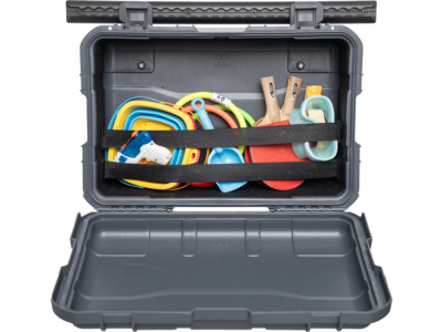 Offene PUSHrack Box mit Tischtennisschlägern, Sandspielzeug und Taucherbrille ordentlich verstaut