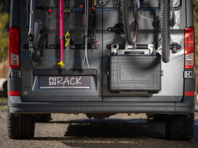PUSHrack Box am Campervan montiert mit Room Extender unterhalb von zwei Fahrrädern am Heck, geschlossene Box