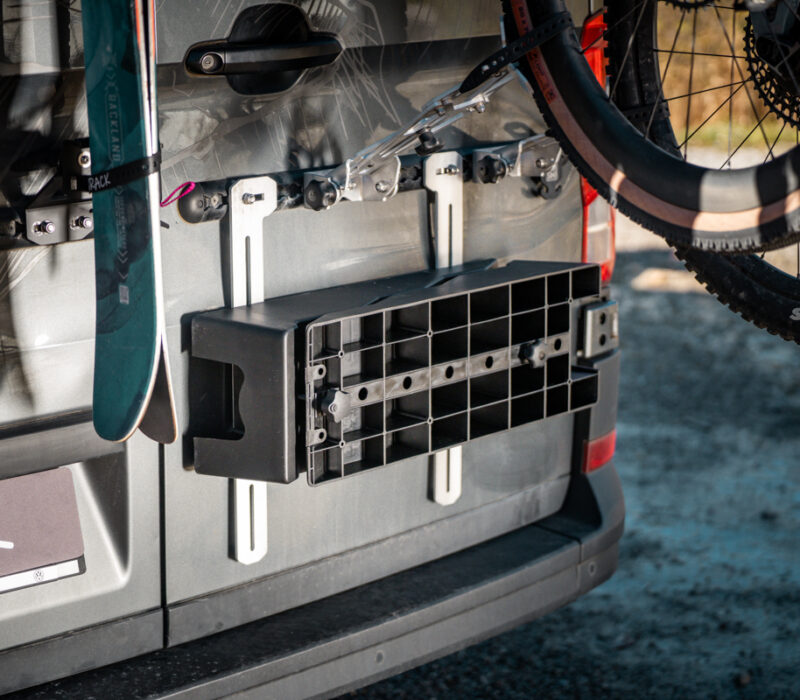 PUSHrack Auffahrkeile seitlich am PUSHrack Room Extender auf Airlineschienen am Camper-Heck montiert