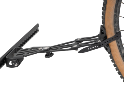 Adapter Gravel an Airlineschiene montiert und am Gravelbike-Reifen befestigt auf dem PUSHrack V3 Fahrradträger