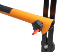 Absperrbarer Sterngriff an Axt am PUSHrack Room Extender mit P-Adapter an Airlineschiene, Detailansicht