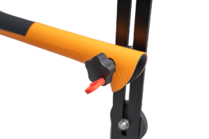 Absperrbarer Sterngriff an Axt am PUSHrack Room Extender mit P-Adapter an Airlineschiene, Detailansicht