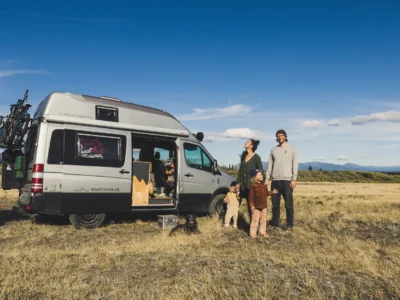 Roadtyping Familie vor ihrem Camper, noch ohne PUSHrack