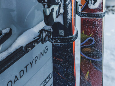 PUSHrack transportiert zwei Paar Ski am Camper.