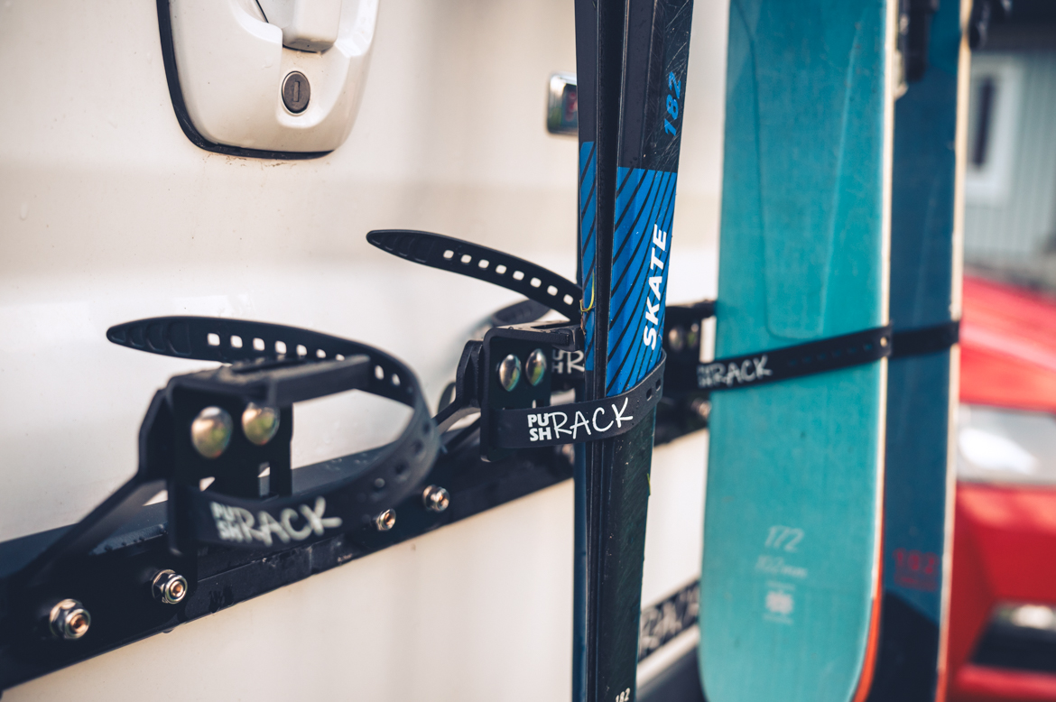 PUSHrack mit Langlaufski und Ski, montiert am Camperheck.