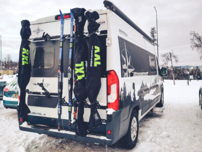 Campervan transportiert drei Paar Ski und zwei Paar Langlaufski mit dem PUSHrack System in Schweden.