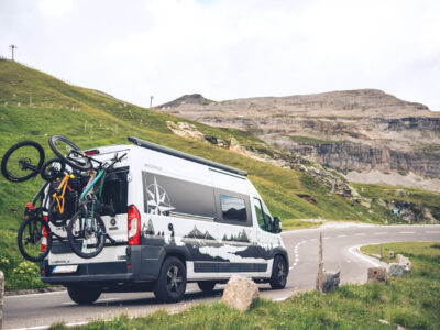 Emi fährt mit ihrem Bus mit PUSHrack auf einer Bergstraße
